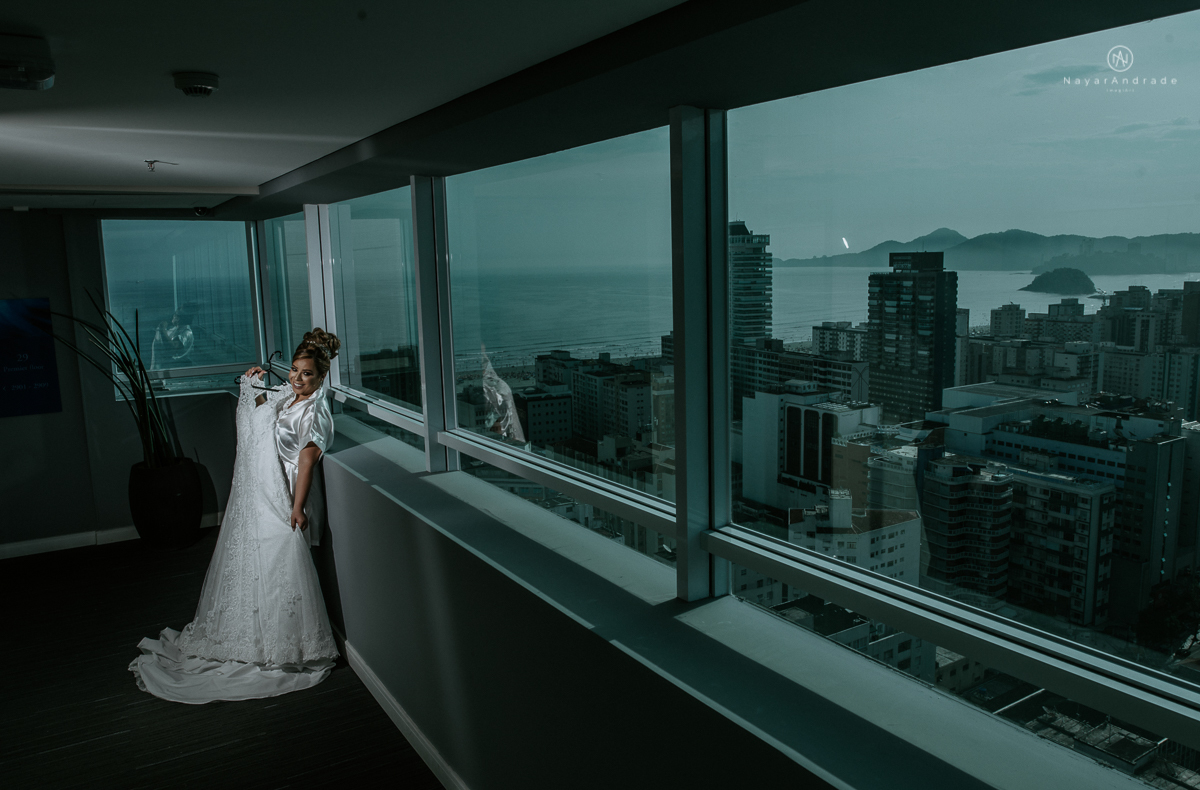 casamento classico noivo com terno marsala e noiva com mantilha no santuario de santo antonio do valongo em santos fotos feitas com o por do sol pela fotografa premiada nayara andrade de santos