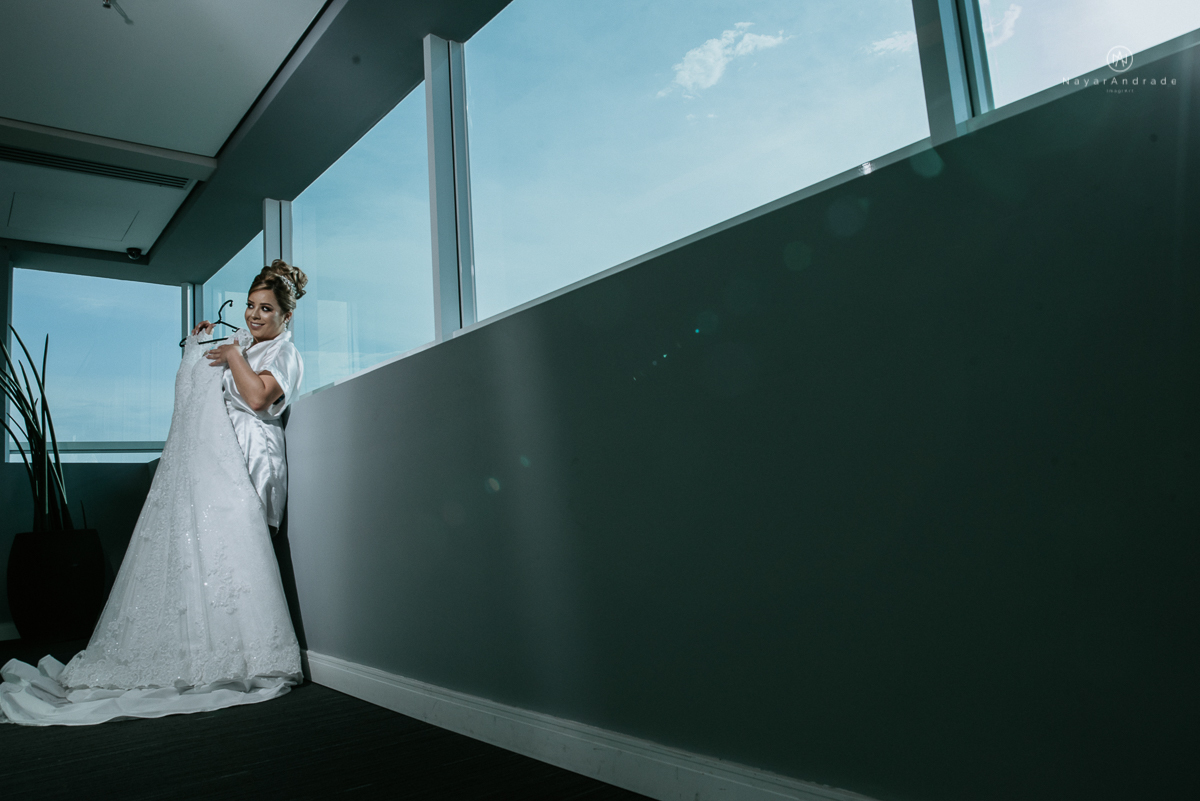 casamento classico noivo com terno marsala e noiva com mantilha no santuario de santo antonio do valongo em santos fotos feitas com o por do sol pela fotografa premiada nayara andrade de santos