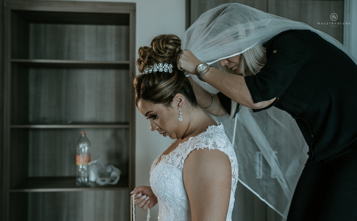 casamento classico noivo com terno marsala e noiva com mantilha no santuario de santo antonio do valongo em santos fotos feitas com o por do sol pela fotografa premiada nayara andrade de santos