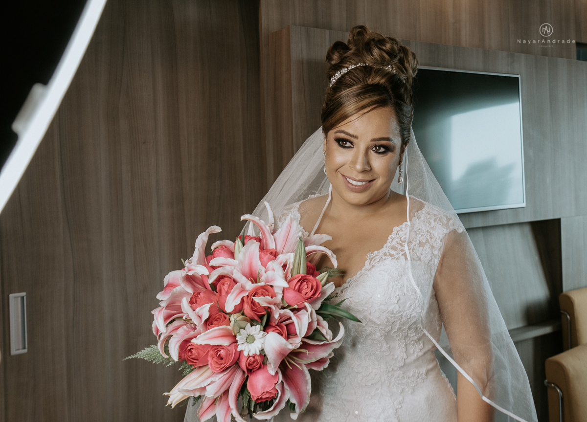 casamento classico noivo com terno marsala e noiva com mantilha no santuario de santo antonio do valongo em santos fotos feitas com o por do sol pela fotografa premiada nayara andrade de santos