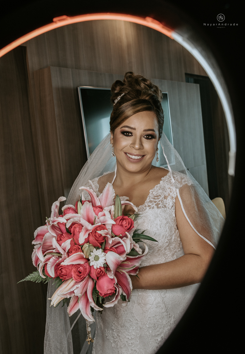 casamento classico noivo com terno marsala e noiva com mantilha no santuario de santo antonio do valongo em santos fotos feitas com o por do sol pela fotografa premiada nayara andrade de santos