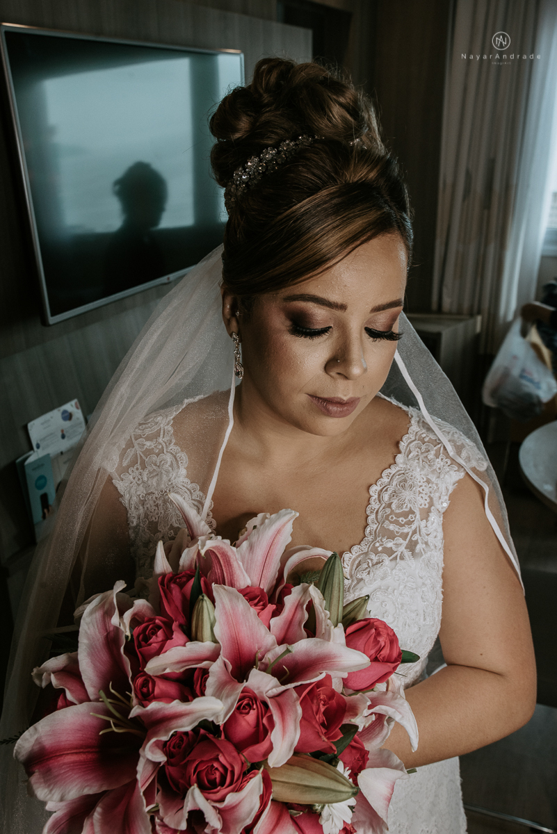 casamento classico noivo com terno marsala e noiva com mantilha no santuario de santo antonio do valongo em santos fotos feitas com o por do sol pela fotografa premiada nayara andrade de santos