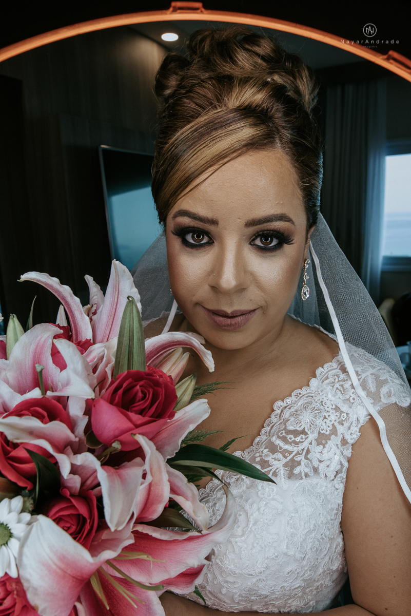 casamento classico noivo com terno marsala e noiva com mantilha no santuario de santo antonio do valongo em santos fotos feitas com o por do sol pela fotografa premiada nayara andrade de santos