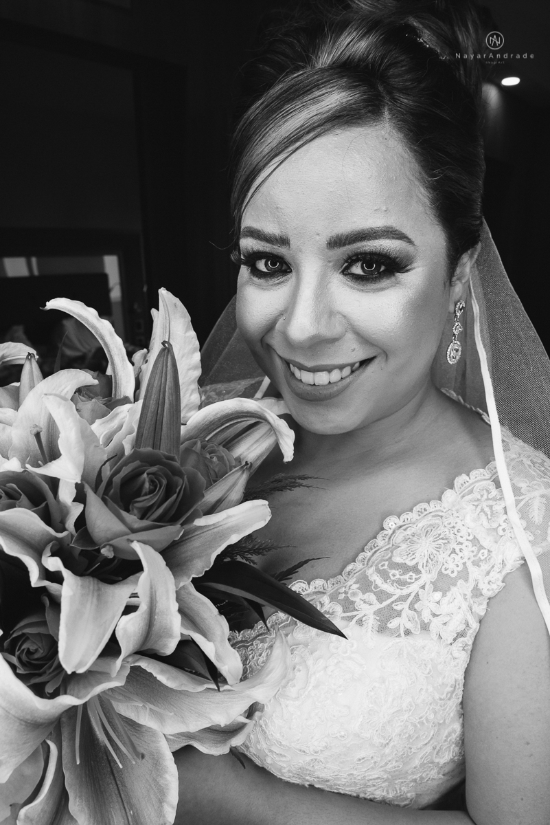 casamento classico noivo com terno marsala e noiva com mantilha no santuario de santo antonio do valongo em santos fotos feitas com o por do sol pela fotografa premiada nayara andrade de santos