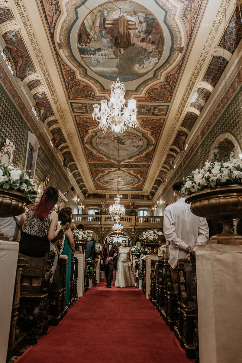 casamento classico noivo com terno marsala e noiva com mantilha no santuario de santo antonio do valongo em santos fotos feitas com o por do sol pela fotografa premiada nayara andrade de santos