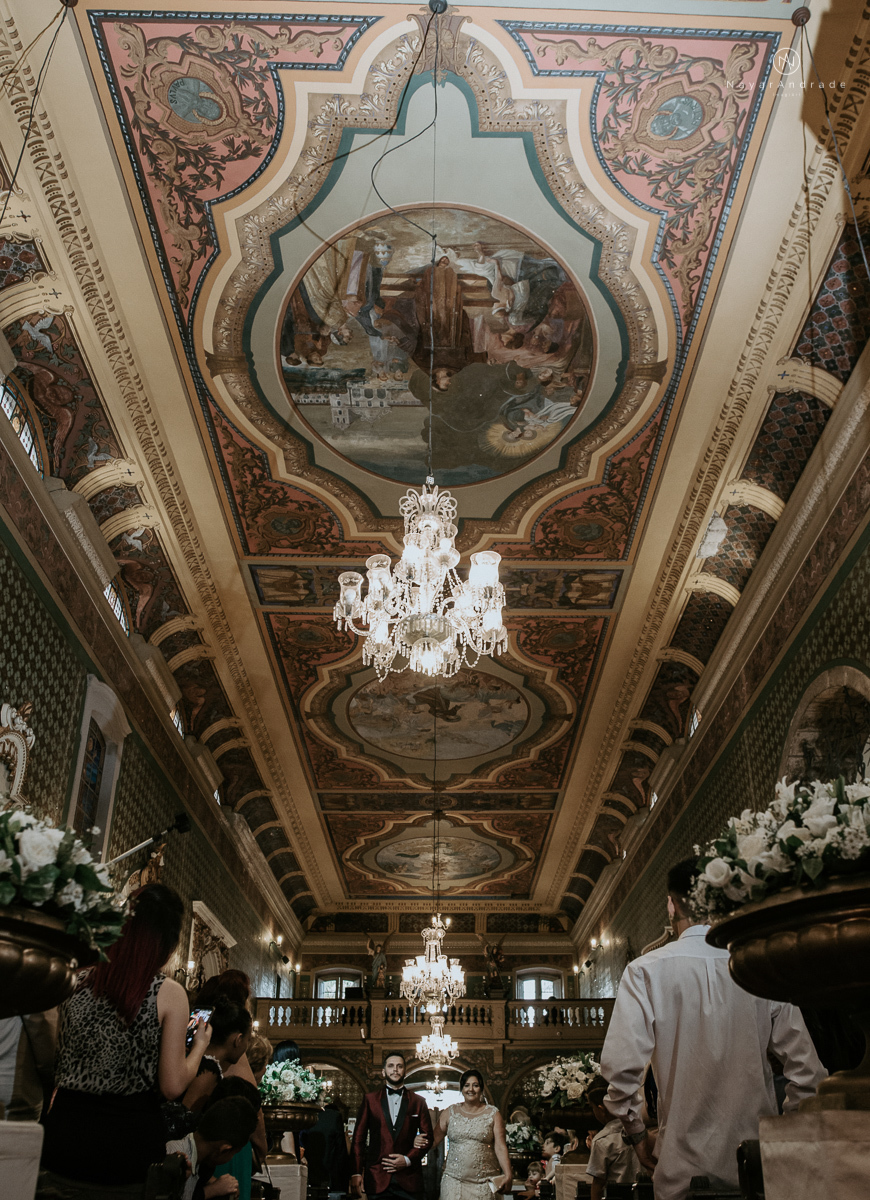 casamento classico noivo com terno marsala e noiva com mantilha no santuario de santo antonio do valongo em santos fotos feitas com o por do sol pela fotografa premiada nayara andrade de santos