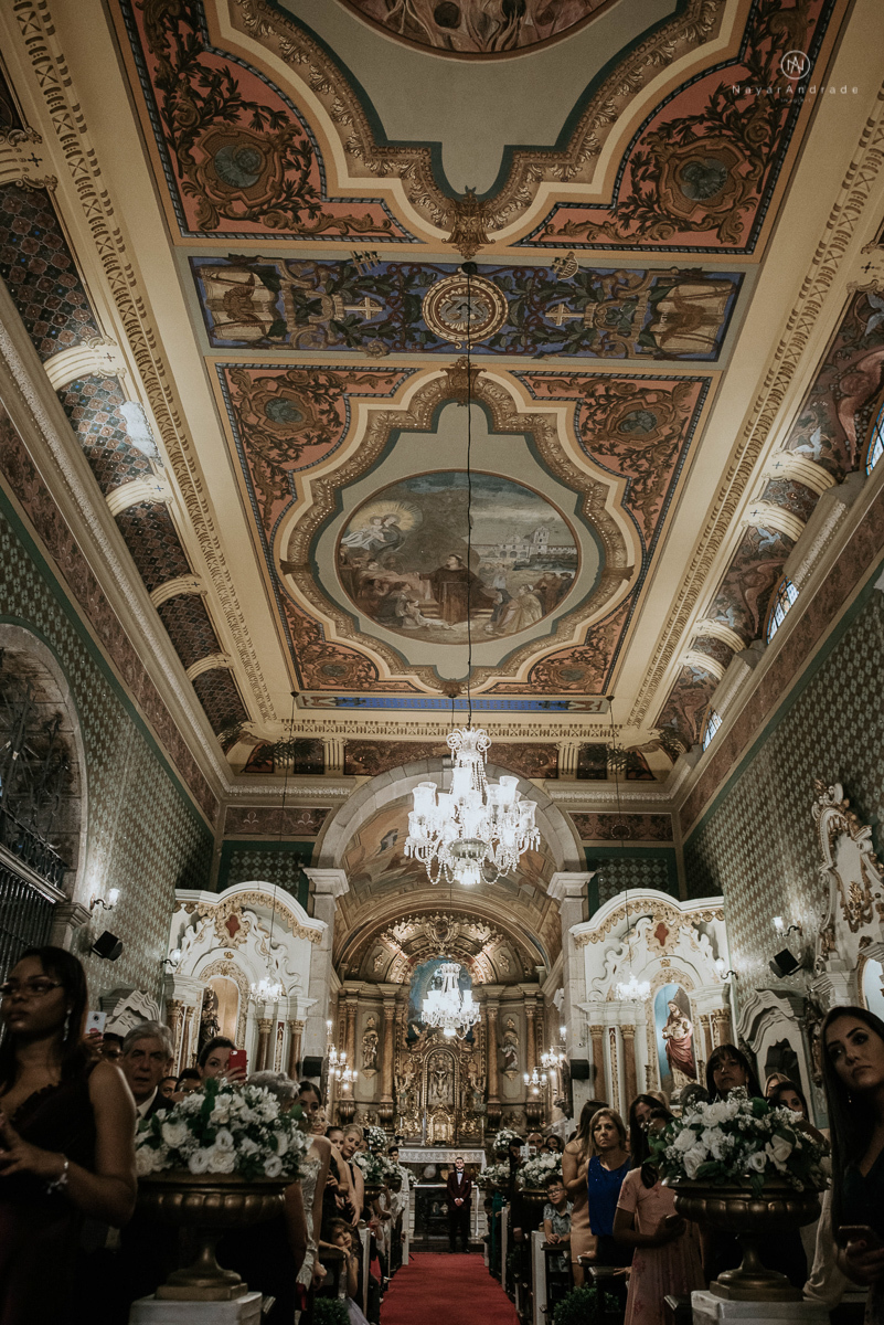 casamento classico noivo com terno marsala e noiva com mantilha no santuario de santo antonio do valongo em santos fotos feitas com o por do sol pela fotografa premiada nayara andrade de santos