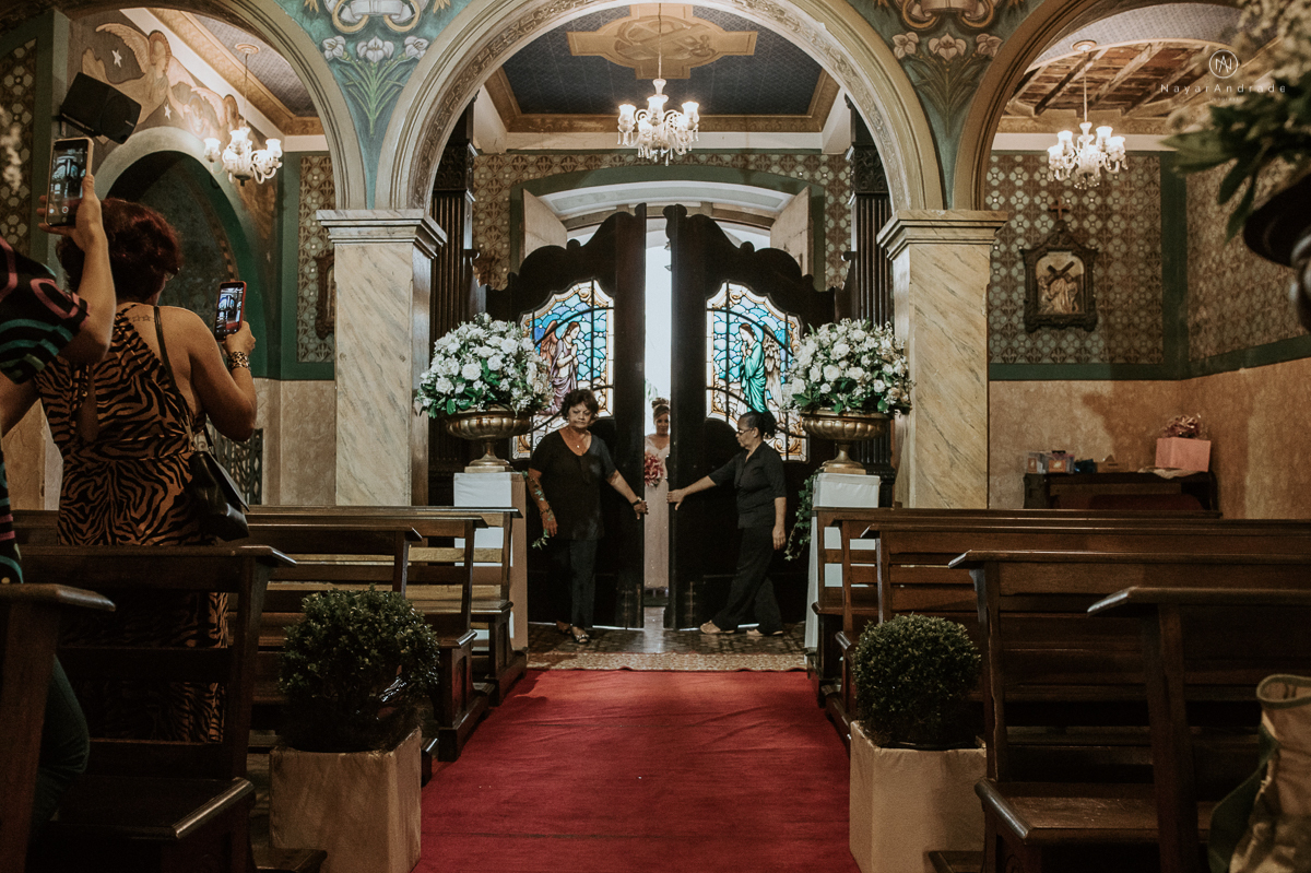 casamento classico noivo com terno marsala e noiva com mantilha no santuario de santo antonio do valongo em santos fotos feitas com o por do sol pela fotografa premiada nayara andrade de santos