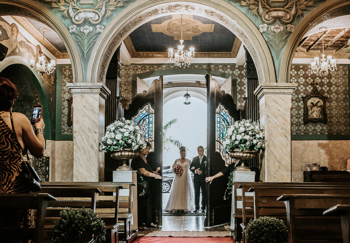 casamento classico noivo com terno marsala e noiva com mantilha no santuario de santo antonio do valongo em santos fotos feitas com o por do sol pela fotografa premiada nayara andrade de santos
