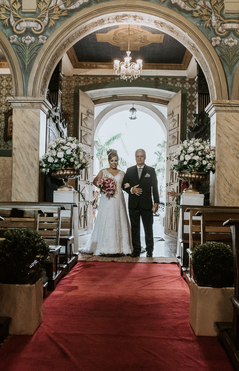 casamento classico noivo com terno marsala e noiva com mantilha no santuario de santo antonio do valongo em santos fotos feitas com o por do sol pela fotografa premiada nayara andrade de santos