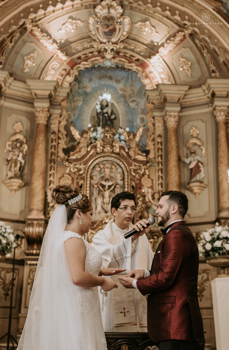 casamento classico noivo com terno marsala e noiva com mantilha no santuario de santo antonio do valongo em santos fotos feitas com o por do sol pela fotografa premiada nayara andrade de santos