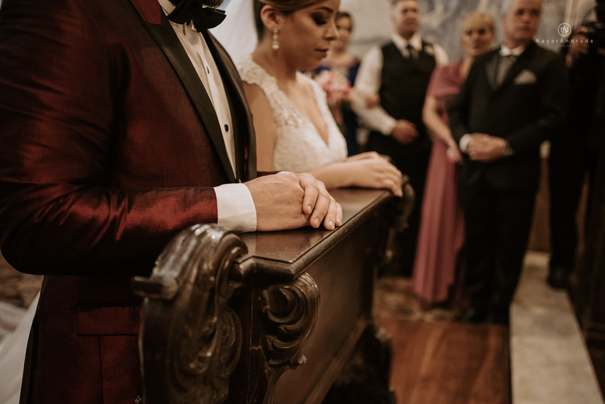 casamento classico noivo com terno marsala e noiva com mantilha no santuario de santo antonio do valongo em santos fotos feitas com o por do sol pela fotografa premiada nayara andrade de santos