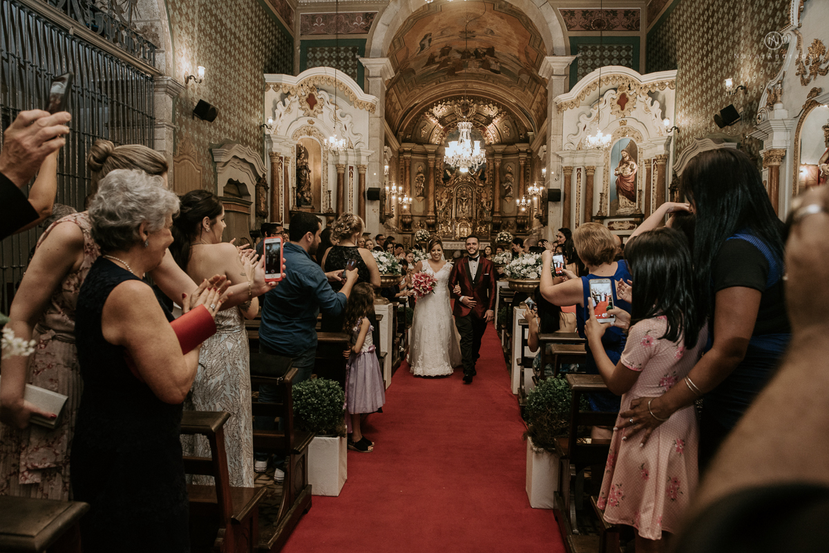 casamento classico noivo com terno marsala e noiva com mantilha no santuario de santo antonio do valongo em santos fotos feitas com o por do sol pela fotografa premiada nayara andrade de santos