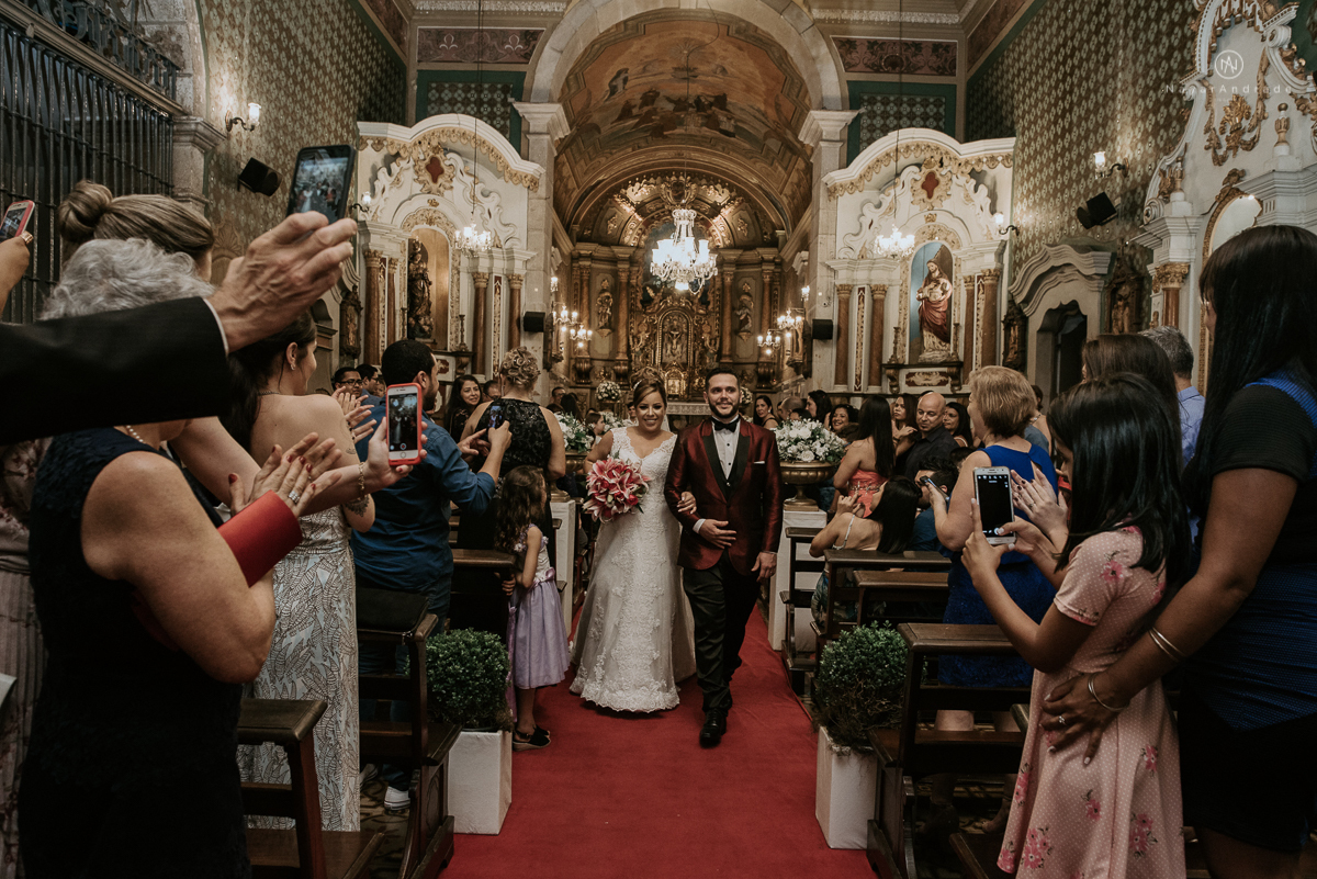 casamento classico noivo com terno marsala e noiva com mantilha no santuario de santo antonio do valongo em santos fotos feitas com o por do sol pela fotografa premiada nayara andrade de santos