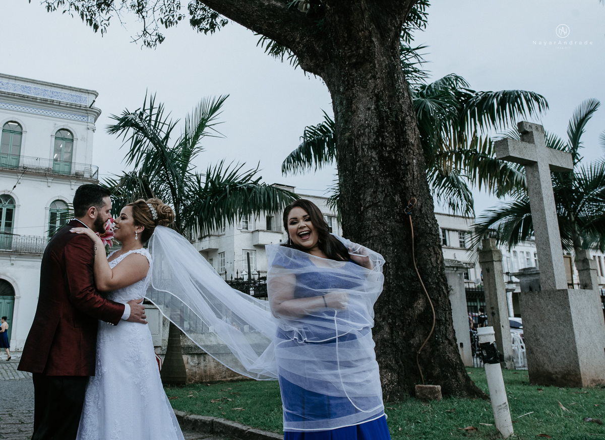 casamento classico noivo com terno marsala e noiva com mantilha no santuario de santo antonio do valongo em santos fotos feitas com o por do sol pela fotografa premiada nayara andrade de santos