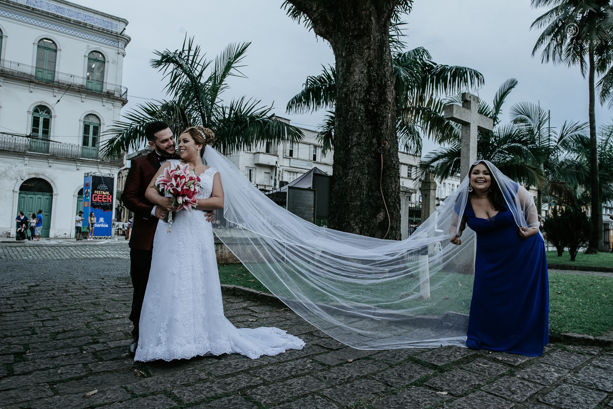 casamento classico noivo com terno marsala e noiva com mantilha no santuario de santo antonio do valongo em santos fotos feitas com o por do sol pela fotografa premiada nayara andrade de santos