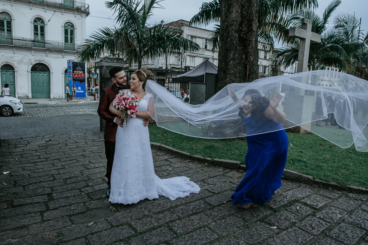 casamento classico noivo com terno marsala e noiva com mantilha no santuario de santo antonio do valongo em santos fotos feitas com o por do sol pela fotografa premiada nayara andrade de santos