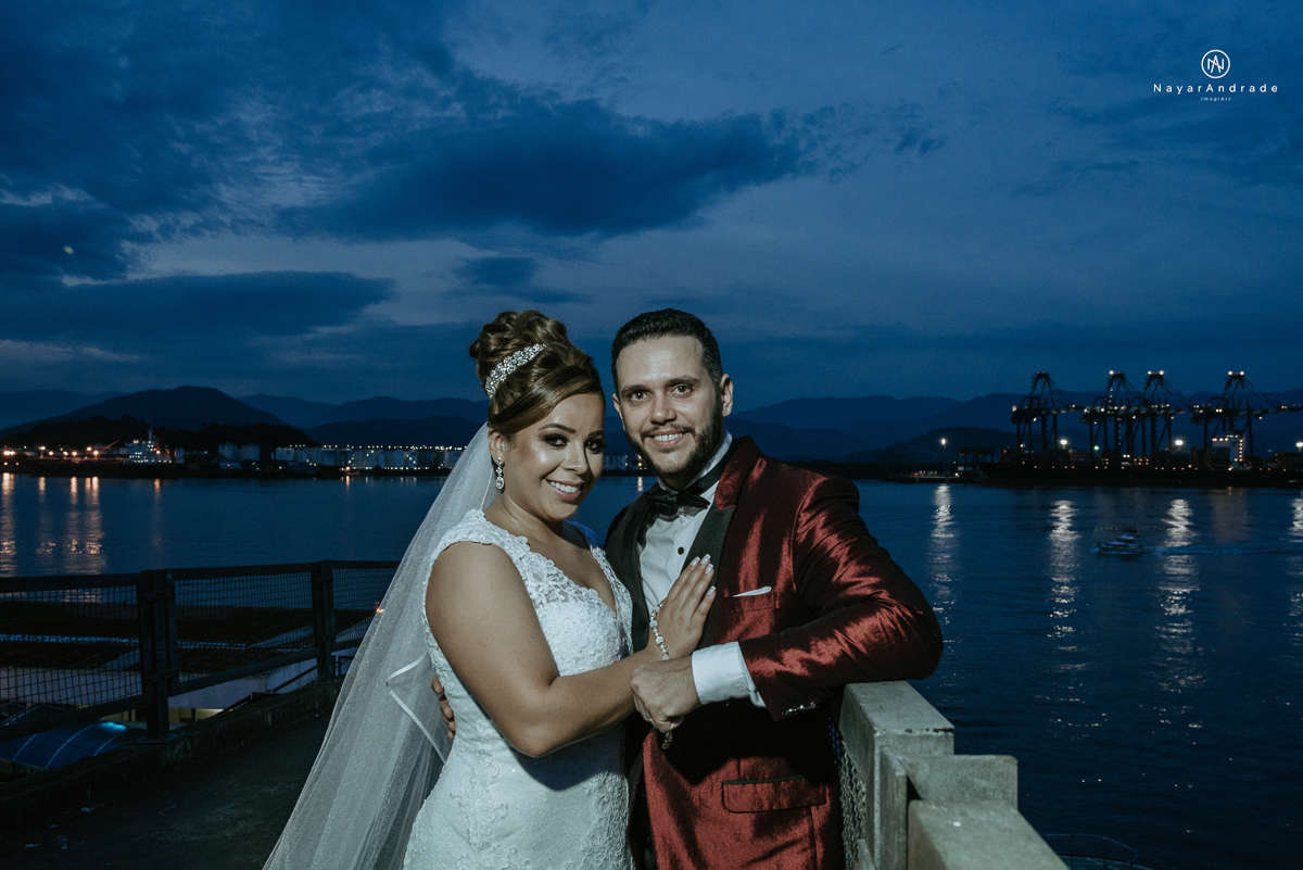 casamento classico noivo com terno marsala e noiva com mantilha no santuario de santo antonio do valongo em santos fotos feitas com o por do sol pela fotografa premiada nayara andrade de santos