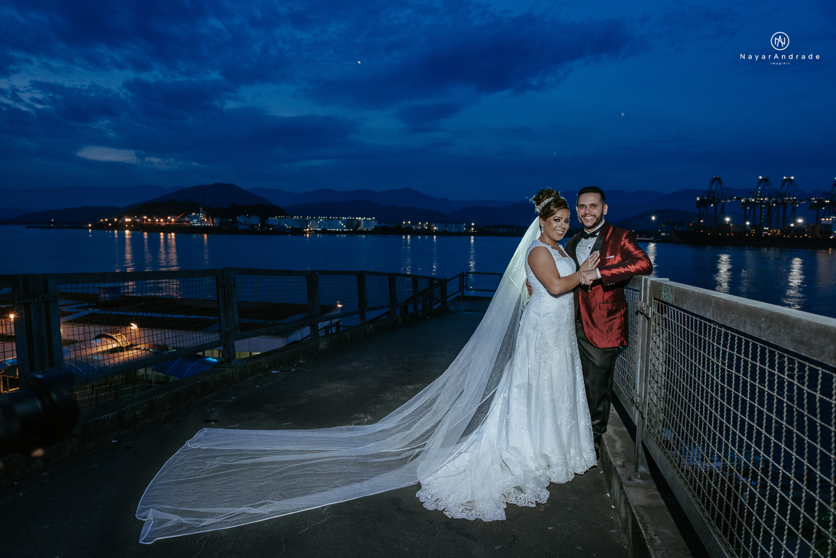 casamento classico noivo com terno marsala e noiva com mantilha no santuario de santo antonio do valongo em santos fotos feitas com o por do sol pela fotografa premiada nayara andrade de santos