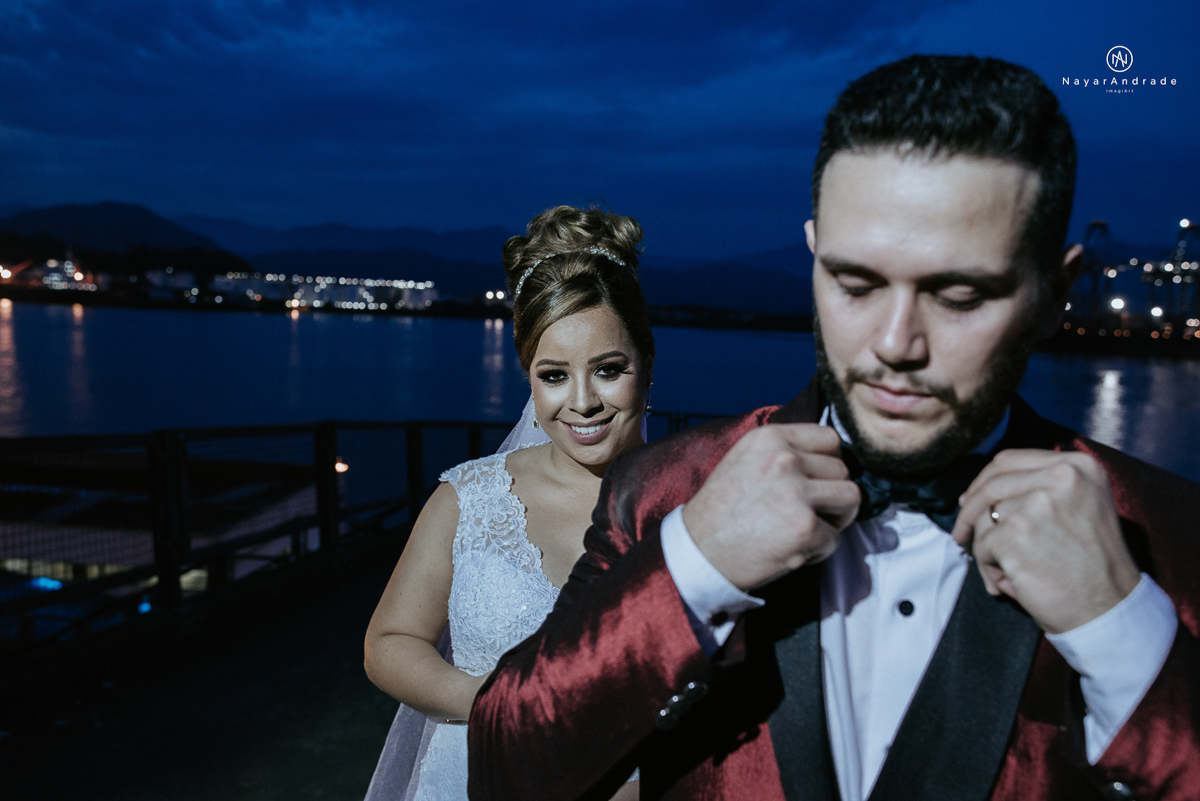 casamento classico noivo com terno marsala e noiva com mantilha no santuario de santo antonio do valongo em santos fotos feitas com o por do sol pela fotografa premiada nayara andrade de santos