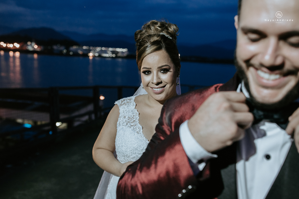 casamento classico noivo com terno marsala e noiva com mantilha no santuario de santo antonio do valongo em santos fotos feitas com o por do sol pela fotografa premiada nayara andrade de santos