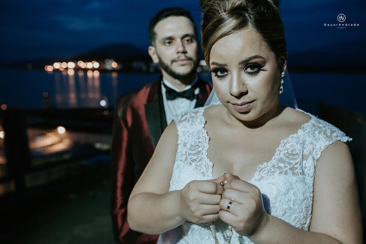 casamento classico noivo com terno marsala e noiva com mantilha no santuario de santo antonio do valongo em santos fotos feitas com o por do sol pela fotografa premiada nayara andrade de santos