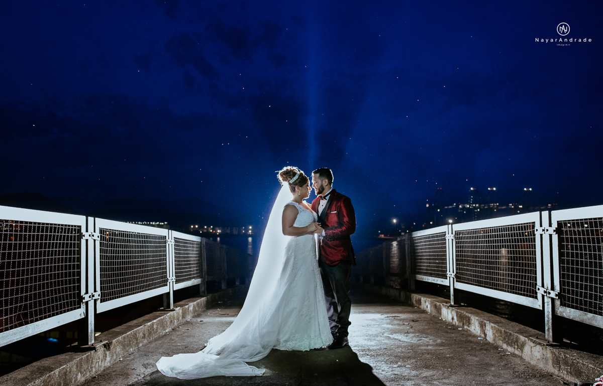 casamento classico noivo com terno marsala e noiva com mantilha no santuario de santo antonio do valongo em santos fotos feitas com o por do sol pela fotografa premiada nayara andrade de santos