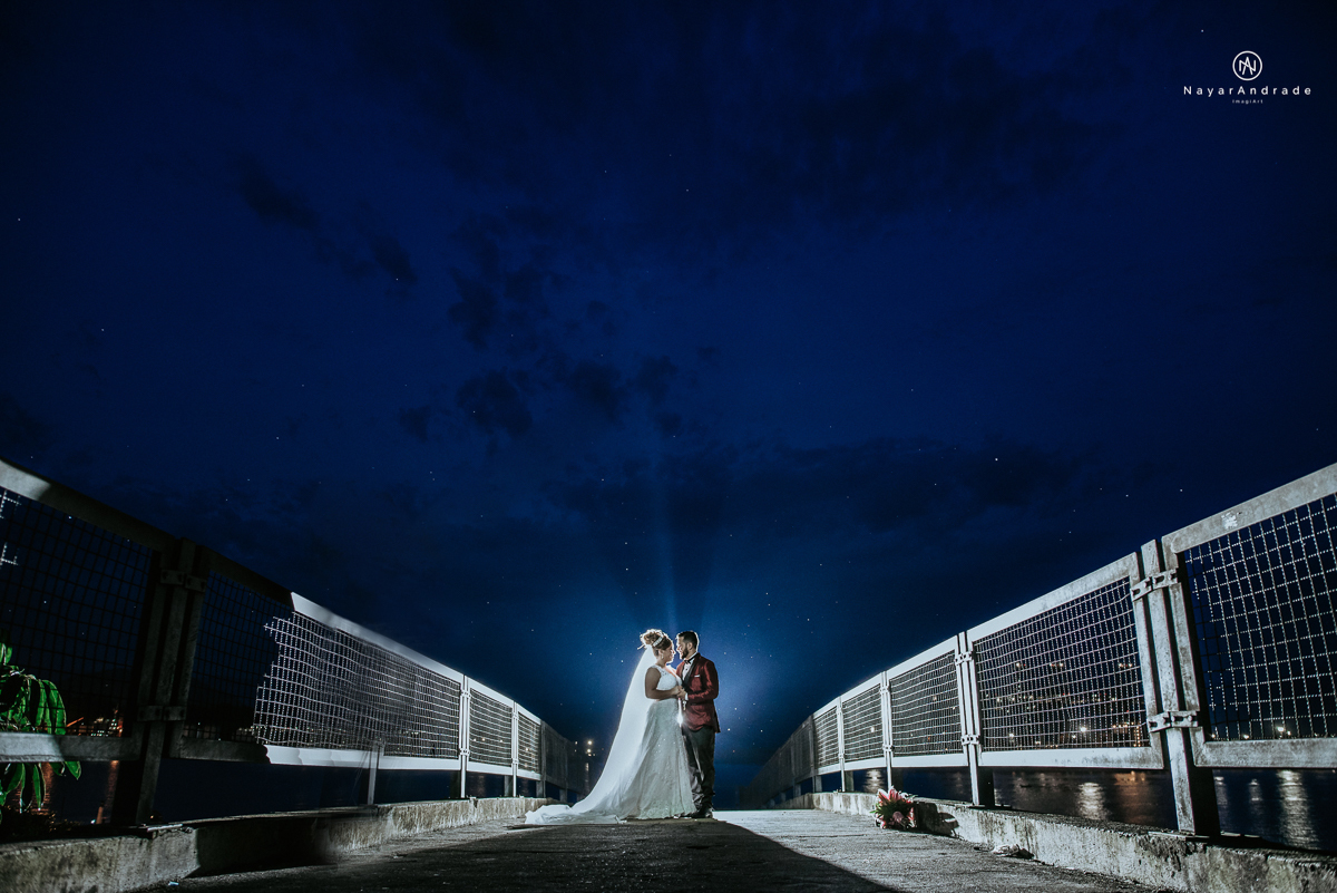casamento classico noivo com terno marsala e noiva com mantilha no santuario de santo antonio do valongo em santos fotos feitas com o por do sol pela fotografa premiada nayara andrade de santos