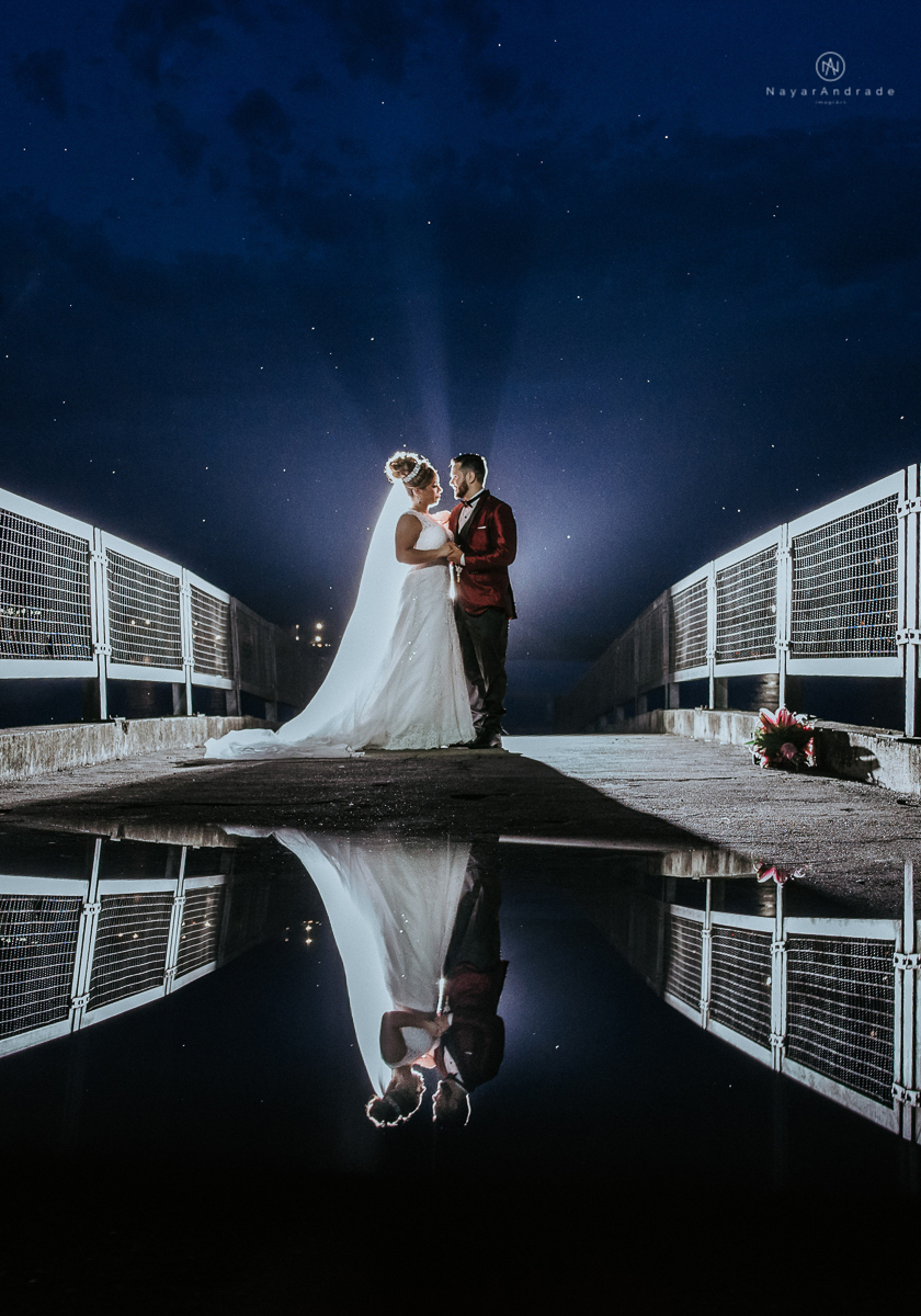 casamento classico noivo com terno marsala e noiva com mantilha no santuario de santo antonio do valongo em santos fotos feitas com o por do sol pela fotografa premiada nayara andrade de santos