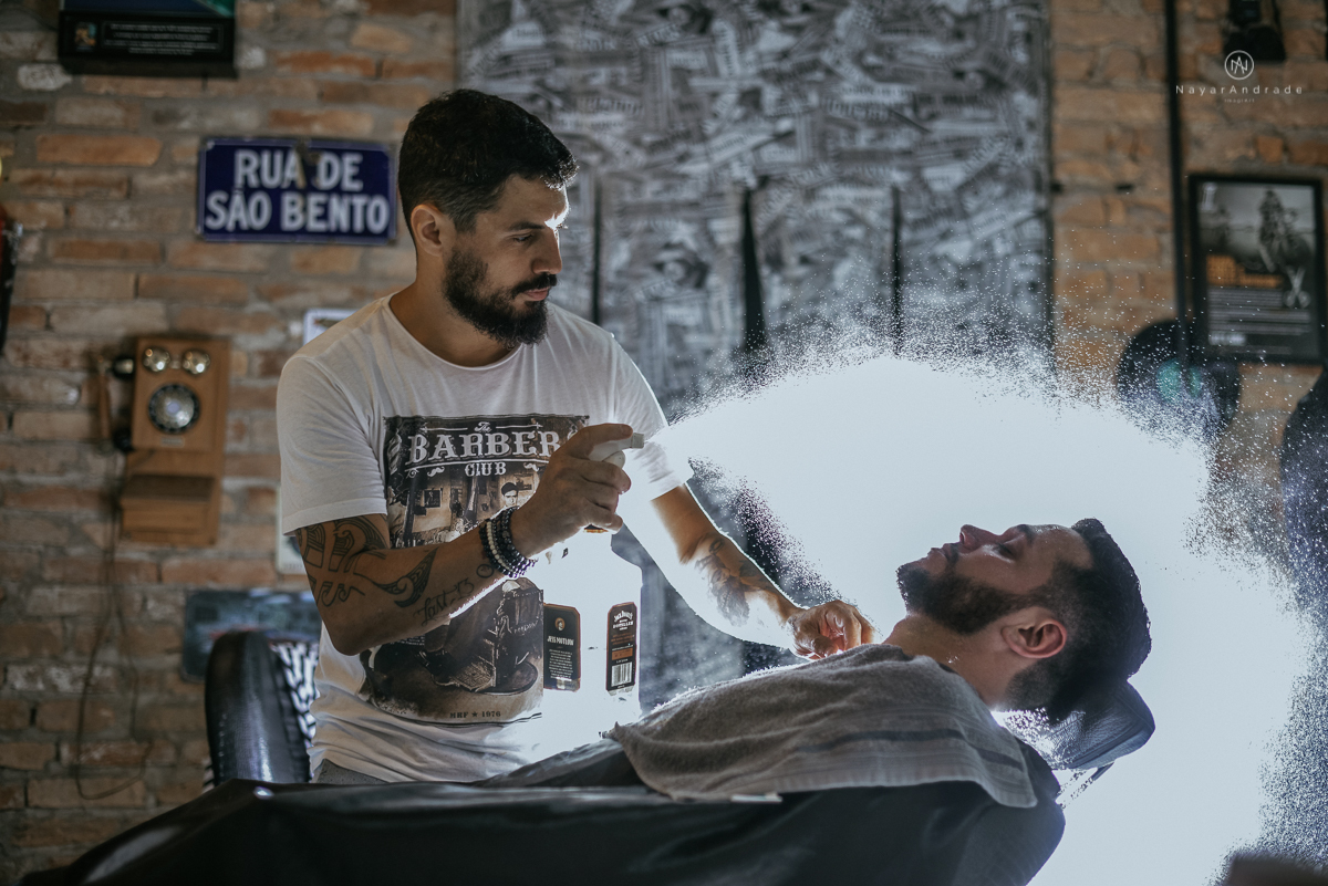 casamento classico noivo com terno marsala e noiva com mantilha no santuario de santo antonio do valongo em santos fotos feitas com o por do sol pela fotografa premiada nayara andrade de santos