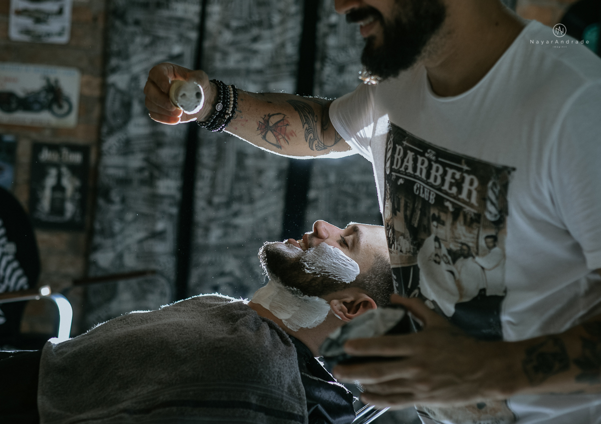 casamento classico noivo com terno marsala e noiva com mantilha no santuario de santo antonio do valongo em santos fotos feitas com o por do sol pela fotografa premiada nayara andrade de santos