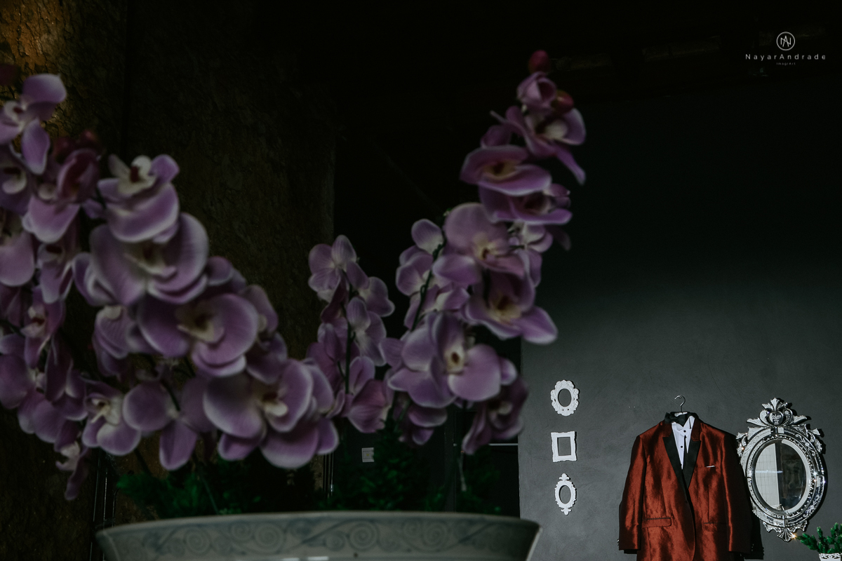 casamento classico noivo com terno marsala e noiva com mantilha no santuario de santo antonio do valongo em santos fotos feitas com o por do sol pela fotografa premiada nayara andrade de santos