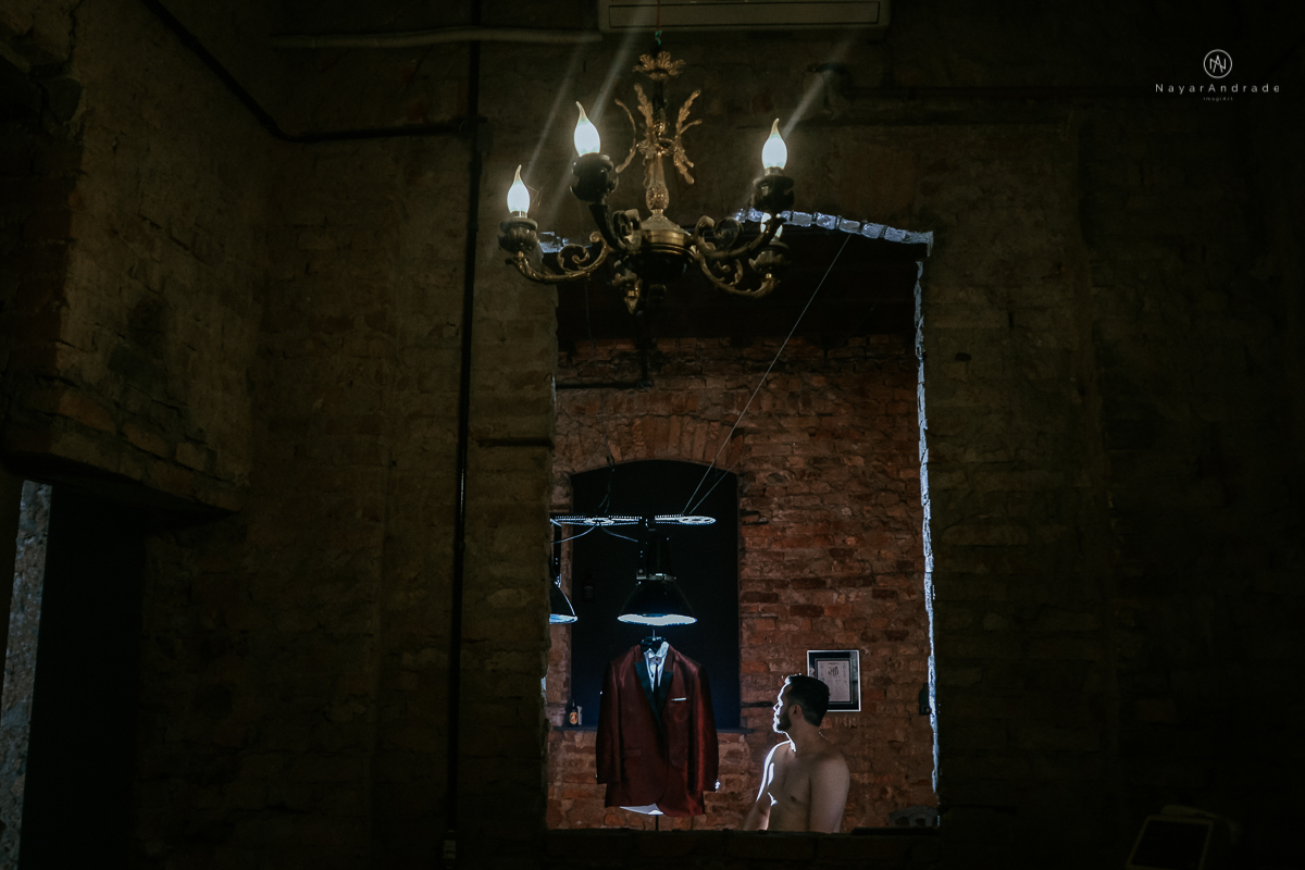 casamento classico noivo com terno marsala e noiva com mantilha no santuario de santo antonio do valongo em santos fotos feitas com o por do sol pela fotografa premiada nayara andrade de santos