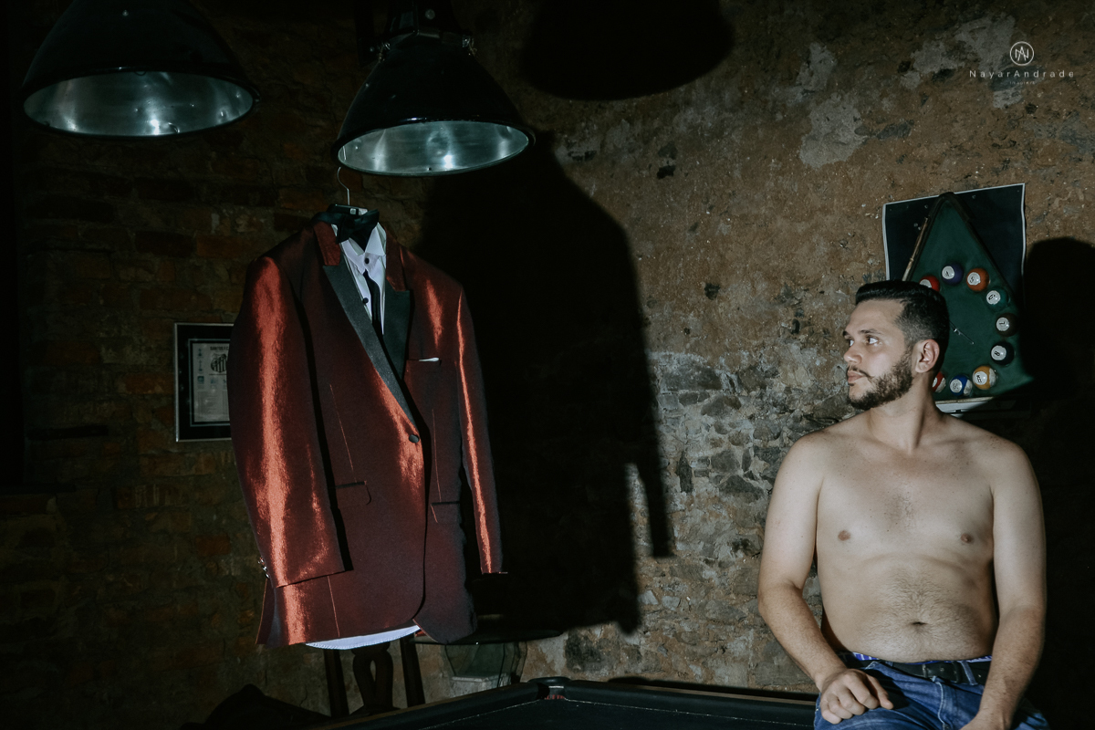 casamento classico noivo com terno marsala e noiva com mantilha no santuario de santo antonio do valongo em santos fotos feitas com o por do sol pela fotografa premiada nayara andrade de santos