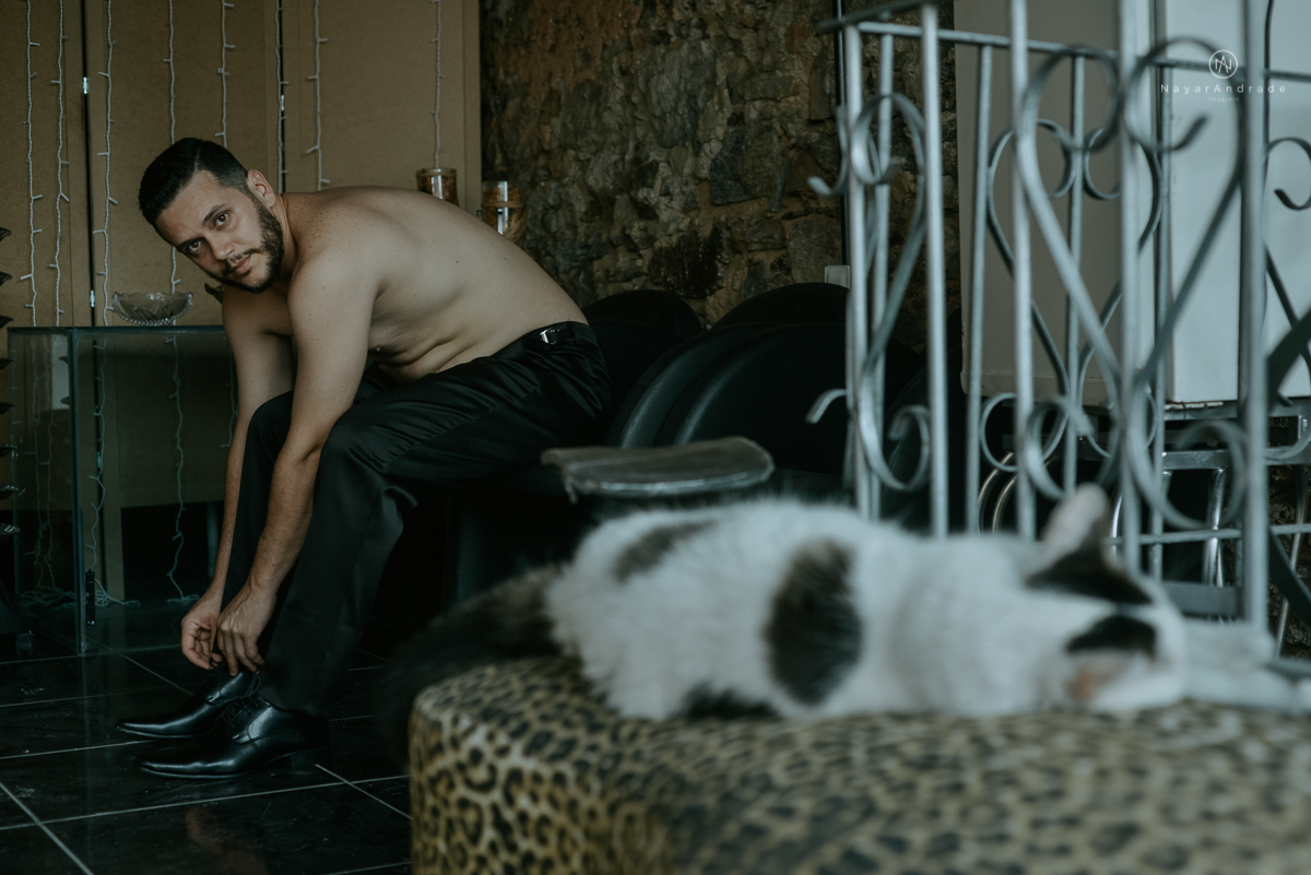 casamento classico noivo com terno marsala e noiva com mantilha no santuario de santo antonio do valongo em santos fotos feitas com o por do sol pela fotografa premiada nayara andrade de santos