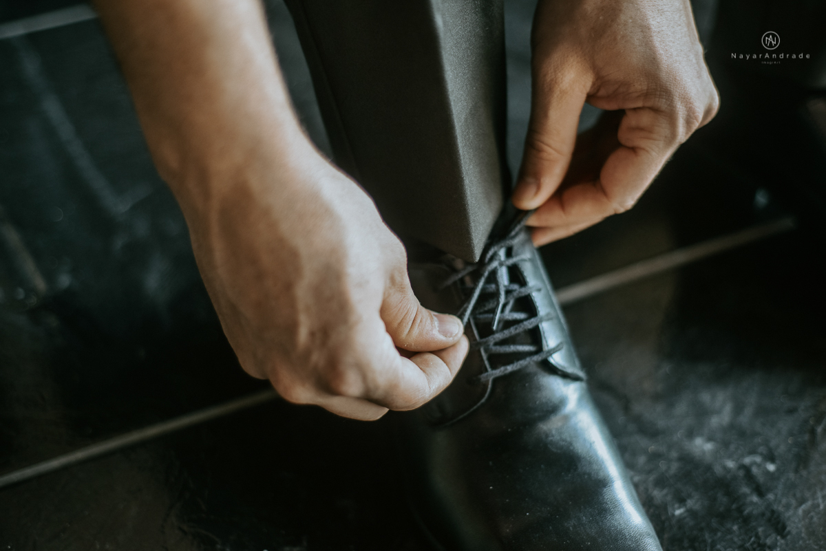 casamento classico noivo com terno marsala e noiva com mantilha no santuario de santo antonio do valongo em santos fotos feitas com o por do sol pela fotografa premiada nayara andrade de santos