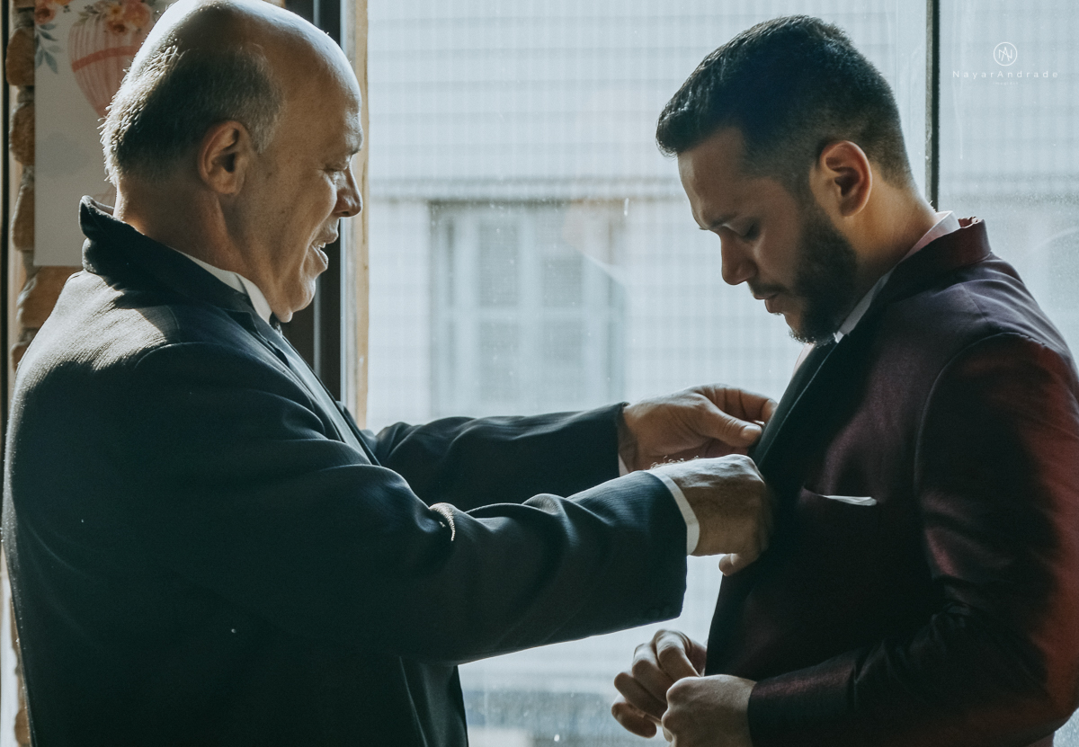 casamento classico noivo com terno marsala e noiva com mantilha no santuario de santo antonio do valongo em santos fotos feitas com o por do sol pela fotografa premiada nayara andrade de santos