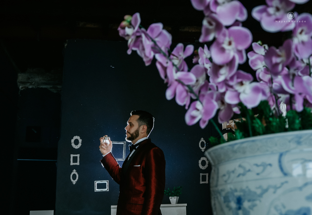 casamento classico noivo com terno marsala e noiva com mantilha no santuario de santo antonio do valongo em santos fotos feitas com o por do sol pela fotografa premiada nayara andrade de santos