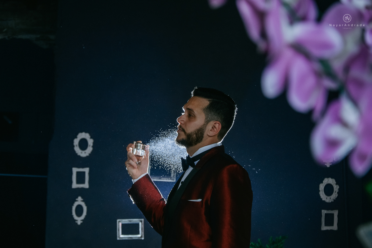 casamento classico noivo com terno marsala e noiva com mantilha no santuario de santo antonio do valongo em santos fotos feitas com o por do sol pela fotografa premiada nayara andrade de santos