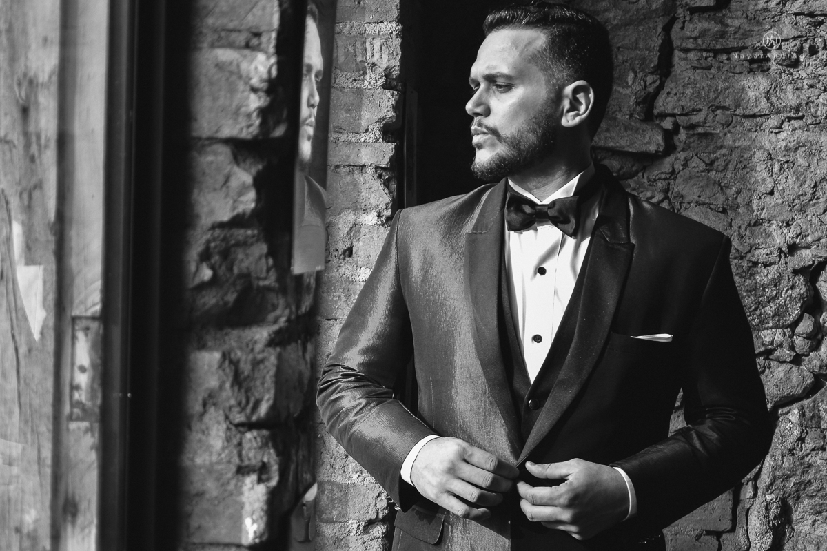 casamento classico noivo com terno marsala e noiva com mantilha no santuario de santo antonio do valongo em santos fotos feitas com o por do sol pela fotografa premiada nayara andrade de santos