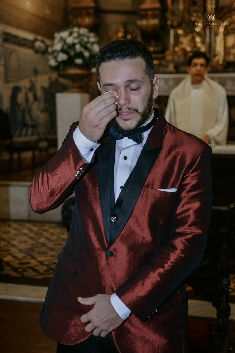 casamento classico noivo com terno marsala e noiva com mantilha no santuario de santo antonio do valongo em santos fotos feitas com o por do sol pela fotografa premiada nayara andrade de santos