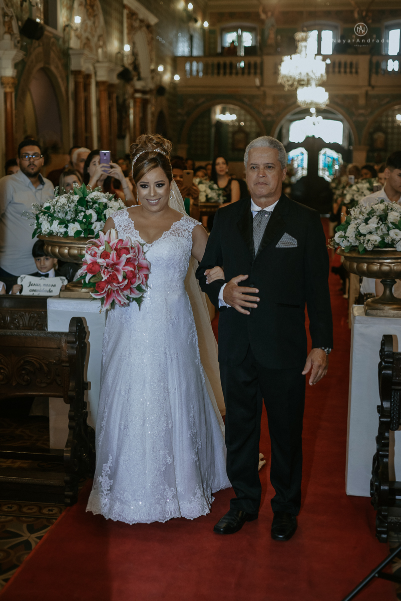 casamento classico noivo com terno marsala e noiva com mantilha no santuario de santo antonio do valongo em santos fotos feitas com o por do sol pela fotografa premiada nayara andrade de santos