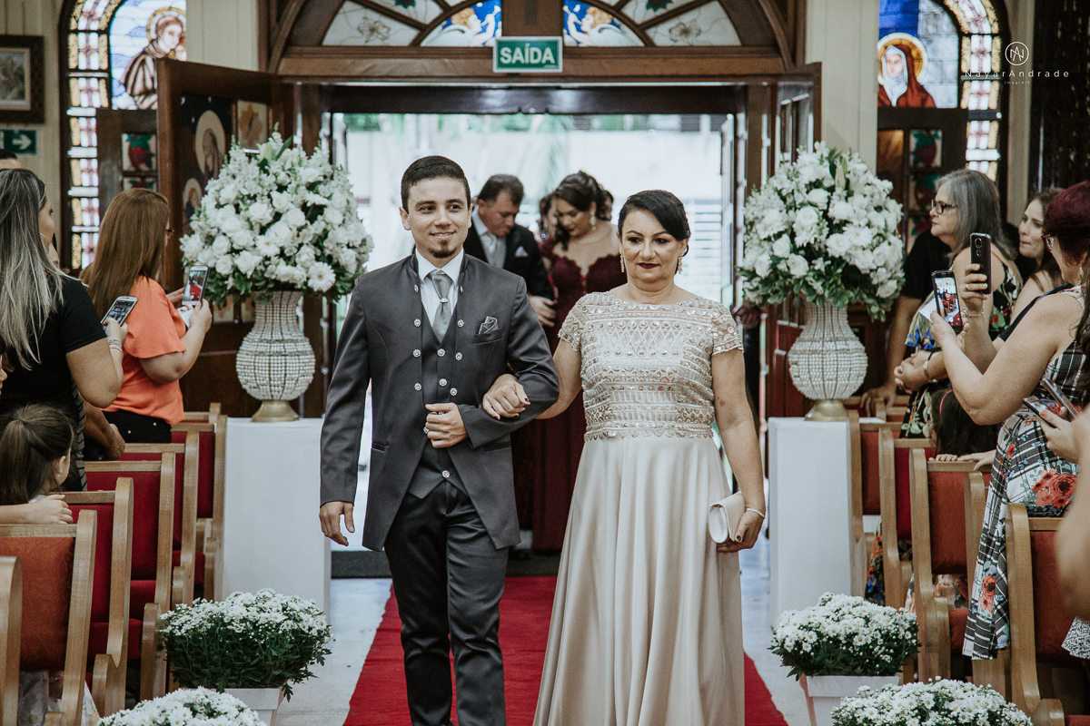Fotos de cerimonia de casamento na igreja paroquia sao francisco de assis com fotos dos vitrais coloridos ideias de fotos artisticas na igreja