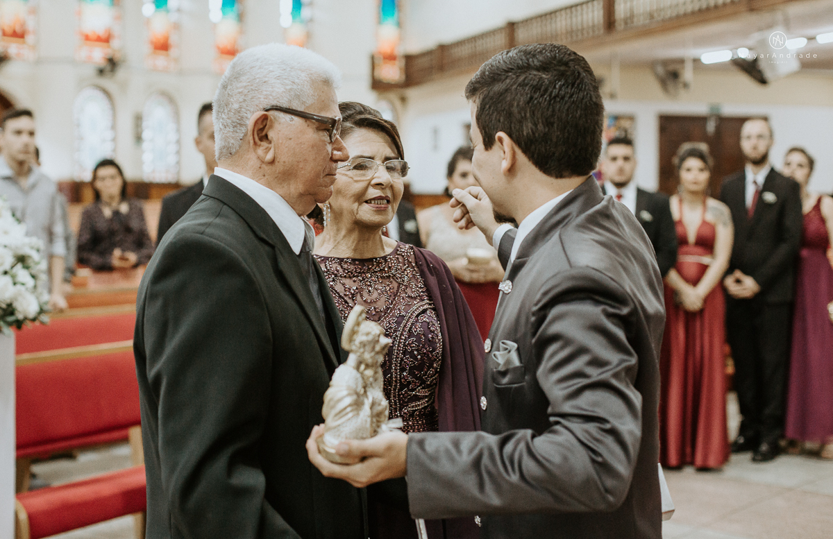 Fotos de cerimonia de casamento na igreja paroquia sao francisco de assis com fotos dos vitrais coloridos ideias de fotos artisticas na igreja