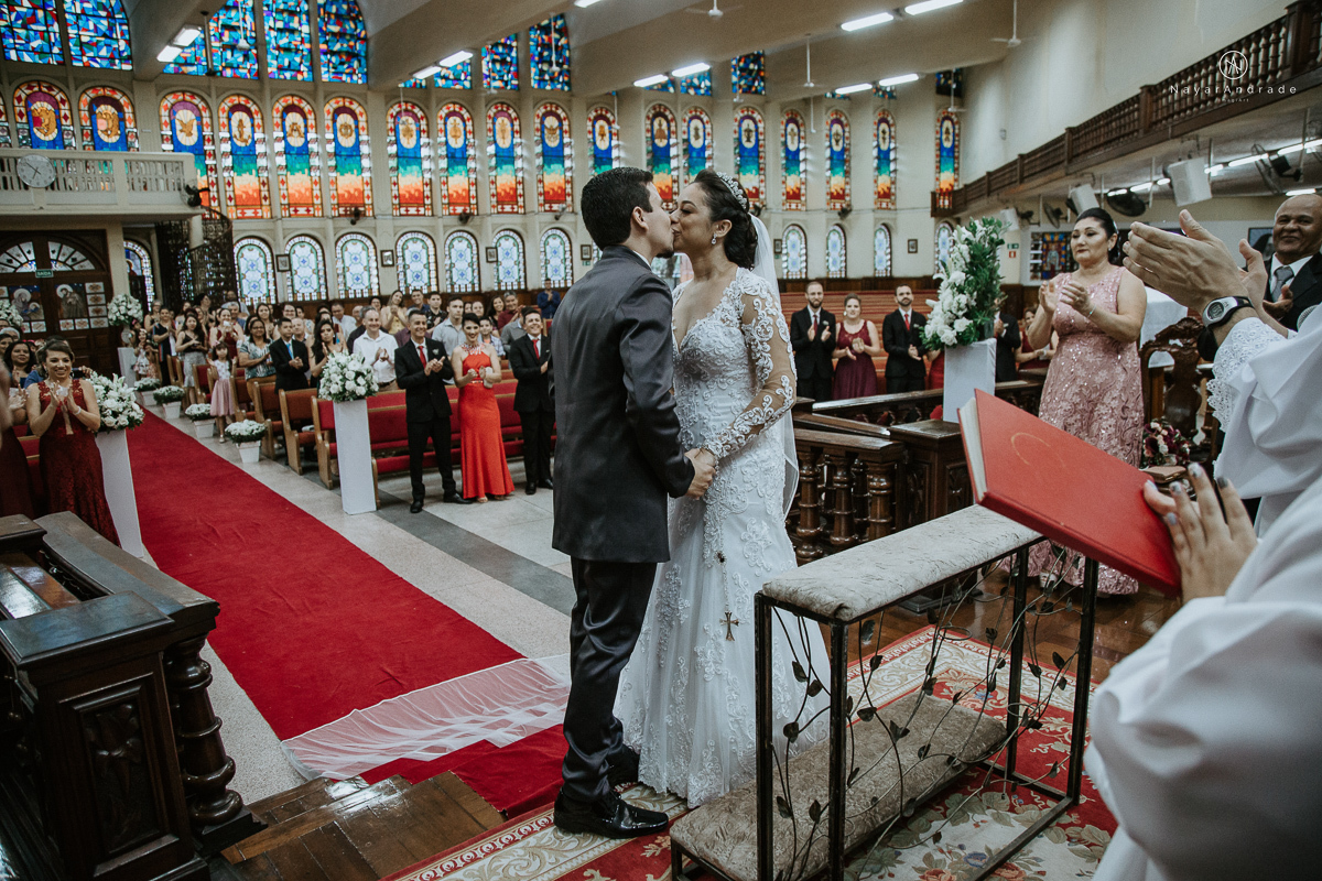 Fotos de cerimonia de casamento na igreja paroquia sao francisco de assis com fotos dos vitrais coloridos ideias de fotos artisticas na igreja