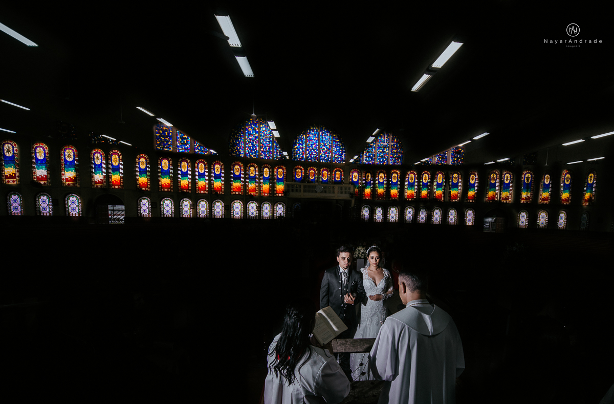 Fotos de cerimonia de casamento na igreja paroquia sao francisco de assis com fotos dos vitrais coloridos ideias de fotos artisticas na igreja