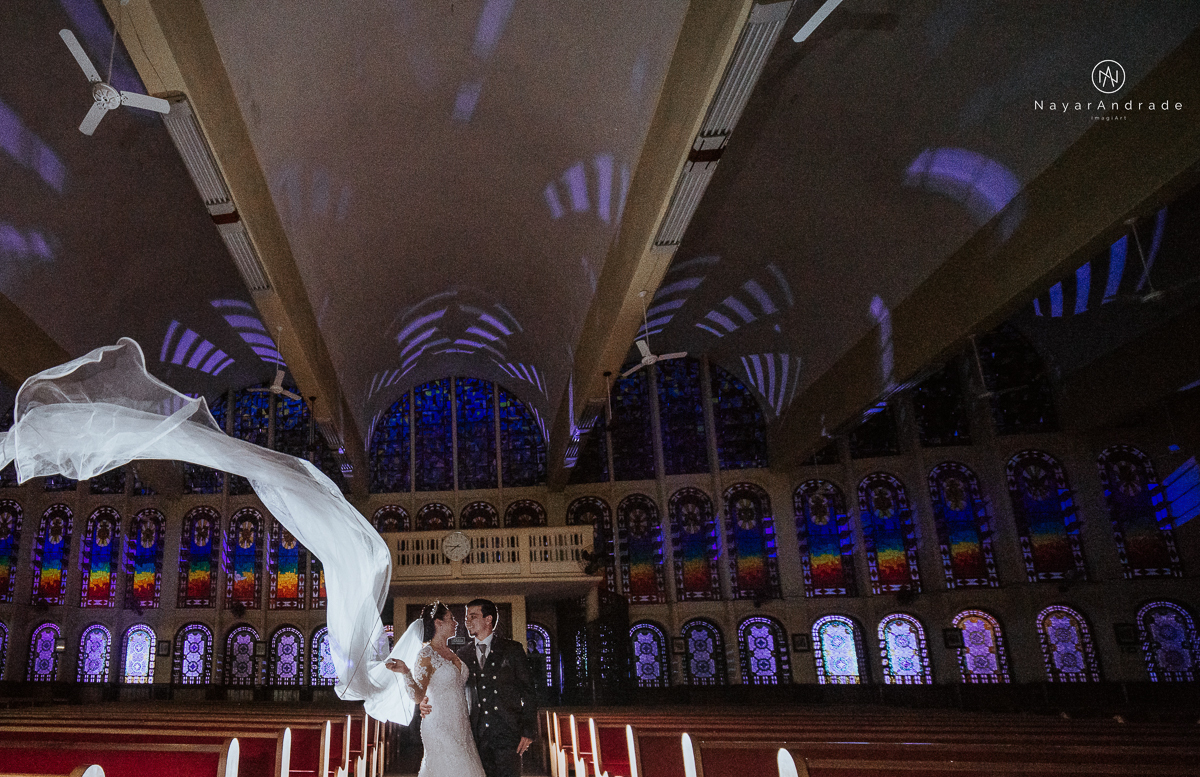 Fotos de cerimonia de casamento na igreja paroquia sao francisco de assis com fotos dos vitrais coloridos ideias de fotos artisticas na igreja
