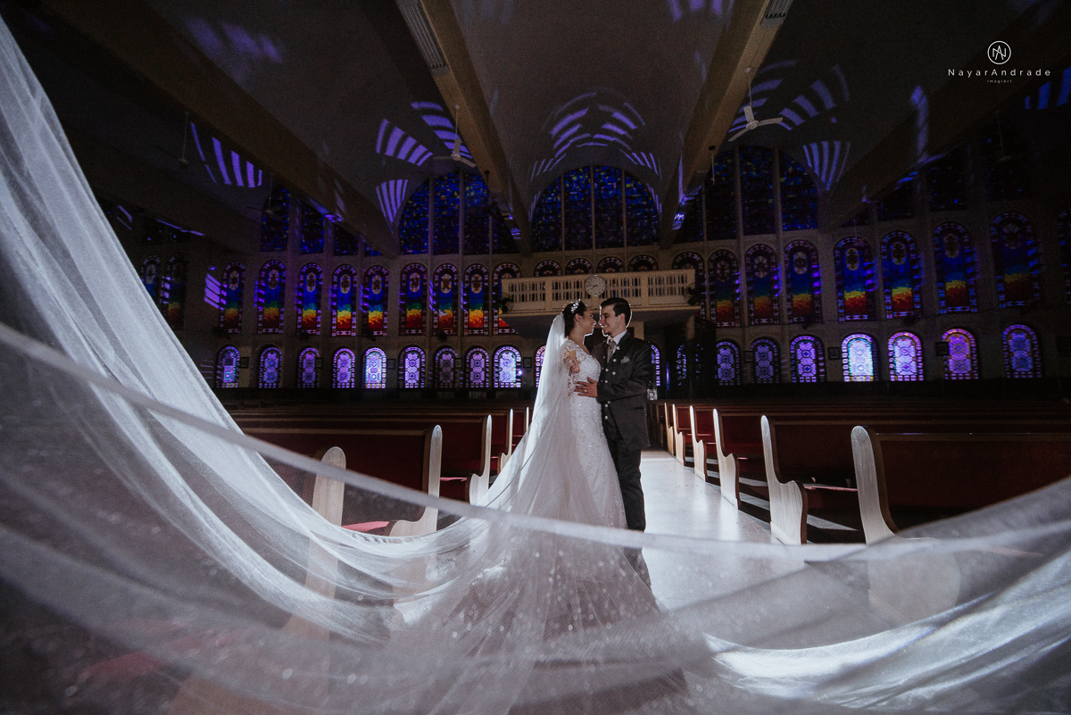 Fotos de cerimonia de casamento na igreja paroquia sao francisco de assis com fotos dos vitrais coloridos ideias de fotos artisticas na igreja