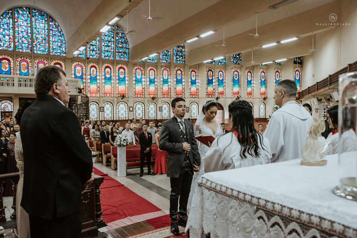 Fotos de cerimonia de casamento na igreja paroquia sao francisco de assis com fotos dos vitrais coloridos ideias de fotos artisticas na igreja