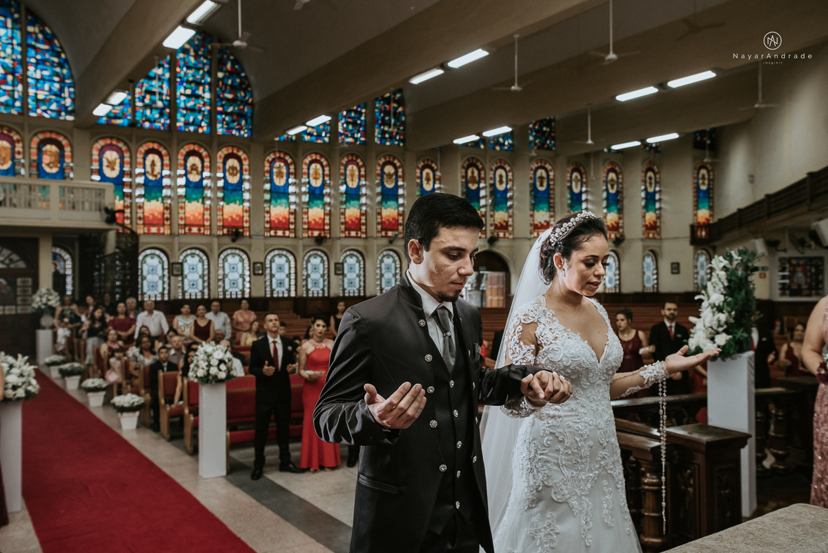 Fotos de cerimonia de casamento na igreja paroquia sao francisco de assis com fotos dos vitrais coloridos ideias de fotos artisticas na igreja
